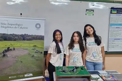 notícia: Estudantes da rede estadual de ensino usam impressão 3D para reconstruir megalítico de Calçoene