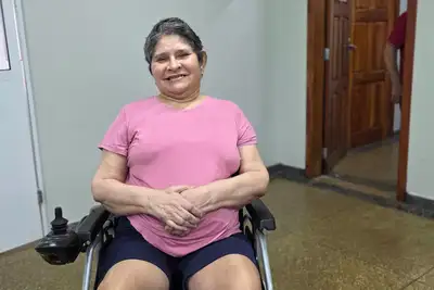 notícia: 'Agora vou poder sair de casa', diz paciente ao receber ao receber cadeira de rodas motorizada doada pelo Governo do Estado