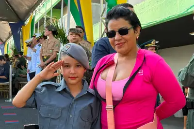 notícia: ‘O amor à Pátria e à Polícia Militar’, destaca espectadora ao levar filha para assistir o desfile de 7 de Setembro no Amapá