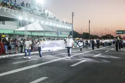 notícia: 'Orgulho do que somos, de onde viemos e do que seremos', destaca governador Clécio no Desfile Cívico Estudantil de 13 de Setembro