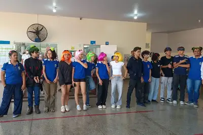 notícia: Escola Estadual Tiradentes promove 'Dia do Cabelo Maluco' para incentivar criatividade e integração entre estudantes